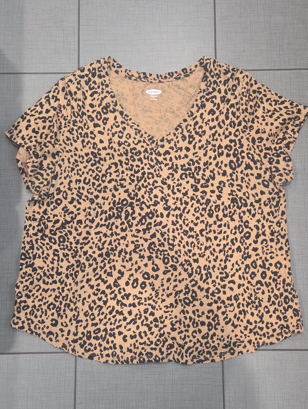 Old Navy Leopard Print V-Neck Tee in Tan and Black XL